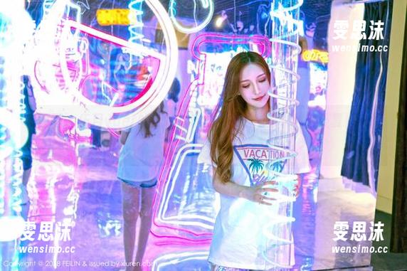 嗲囡囡-伍月yuer 嗲囡囡 - 伍月yuer的美腿在这里:在线图集带你感受夏日微风中的美丽