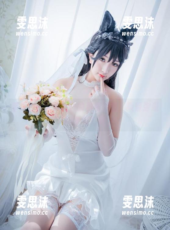 草莓内衣与猫九酱的私房美图，果香弥漫的梦幻时刻
