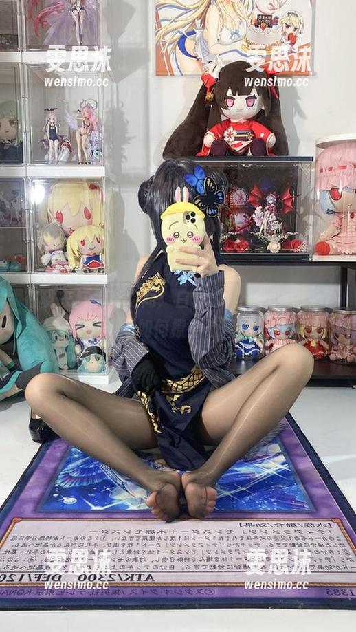 白栎Shirly 在皮衣与色彩之间:白栎Shirly的cos作品如何撩动心弦