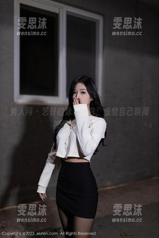 秀人网 - 艺轩的泳装图包，感觉自己瞬间被夏天包围了！