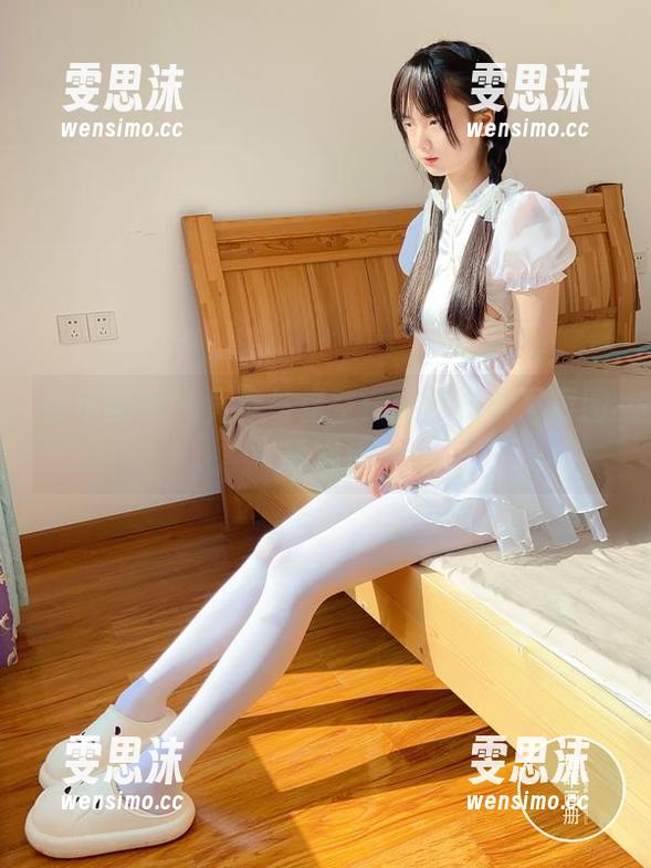 稚乖画册 - 竟泳与星空：赤西夜夜写真图集揭秘