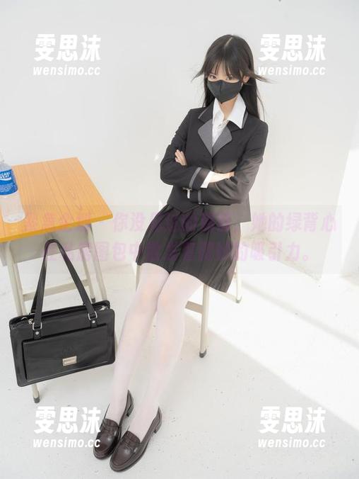 紧急企划 - 你没见过的奶昔，她的绿背心在私房图包中散发着微妙的吸引力。