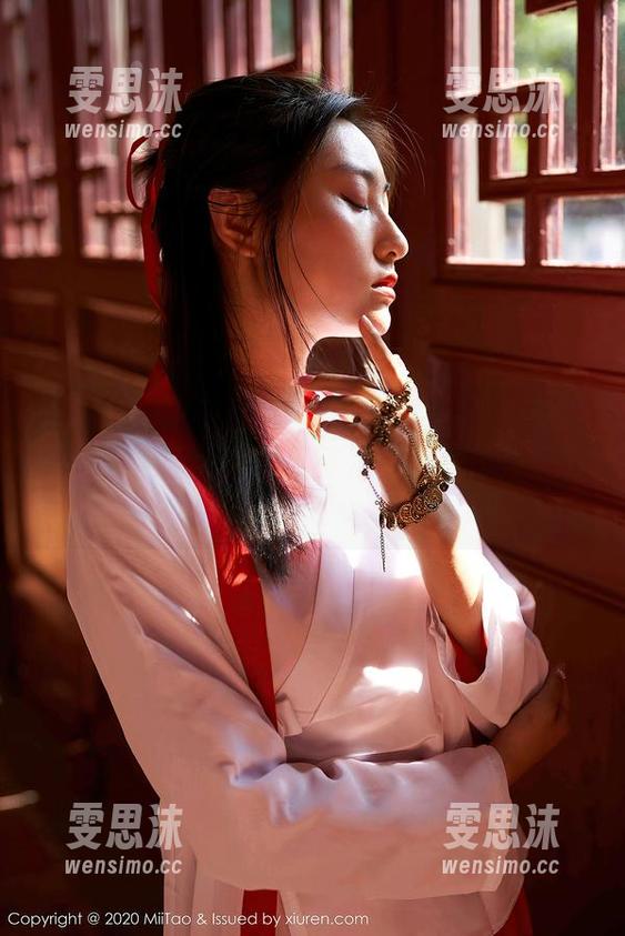 蜜桃社-美绪 蜜桃社 - 谁说白丝只是单纯的美?来看看美绪的原图合集,带你发现不一样的乐趣!