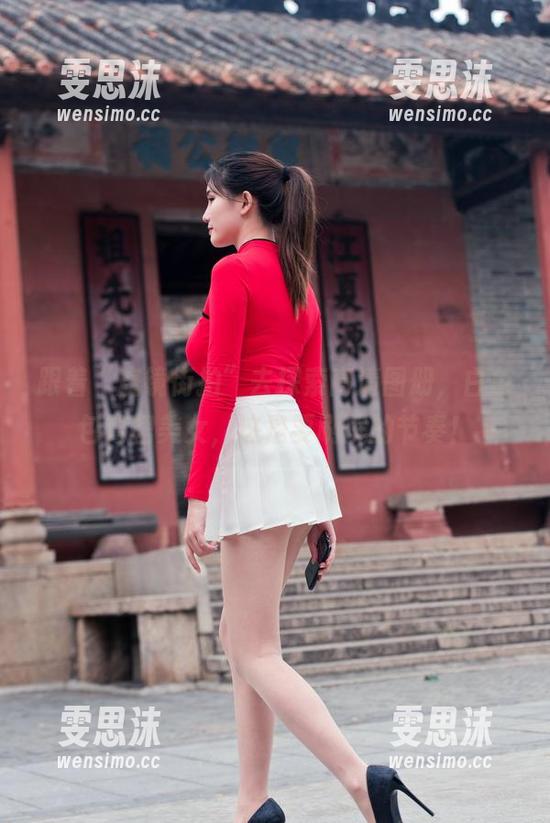 魔镜街拍 跟着“魔镜街拍”去探索高清图册,白色包臀裙美女,这是要刷屏的节奏!
