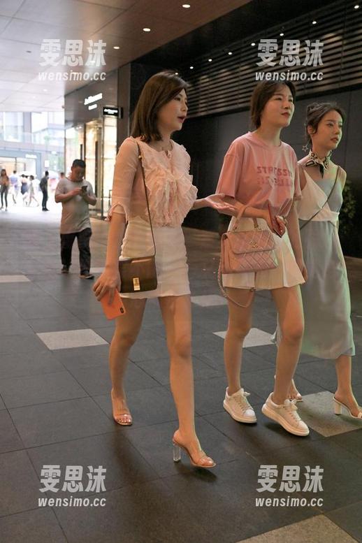 魔镜街拍 踏上魔镜街拍的旅途,紧身运动装的图包分享让你欲罢不能——又动又美,感觉身心都在飞扬!