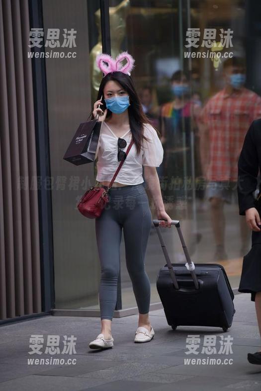 制服包臀裙小姐姐：魔镜街拍私房写真大赏，记录每一抹诱惑