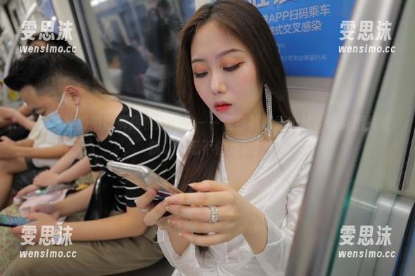 来自魔镜街拍的辉辉模拍作品——连身裤超薄肉丝，惊喜图片更新让你忍不住点赞！